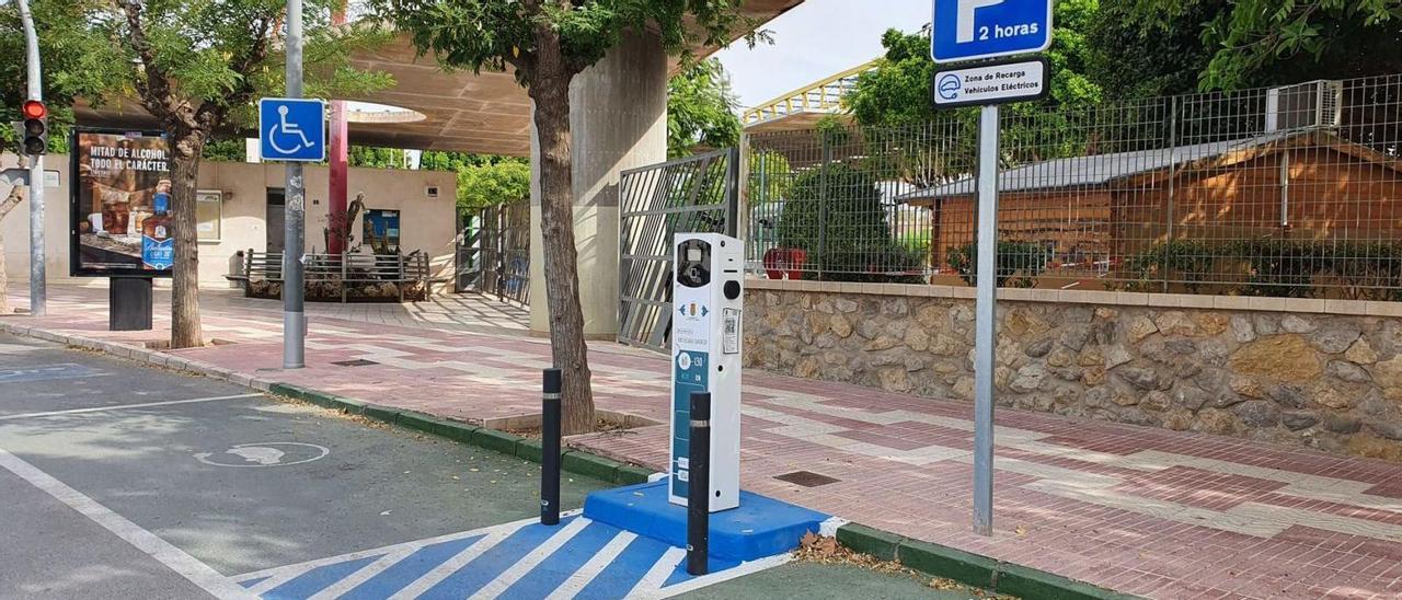 Electrolinera a las puertas del Polideportivo de San Vicente en la calle Dénia.  | INFORMACIÓN