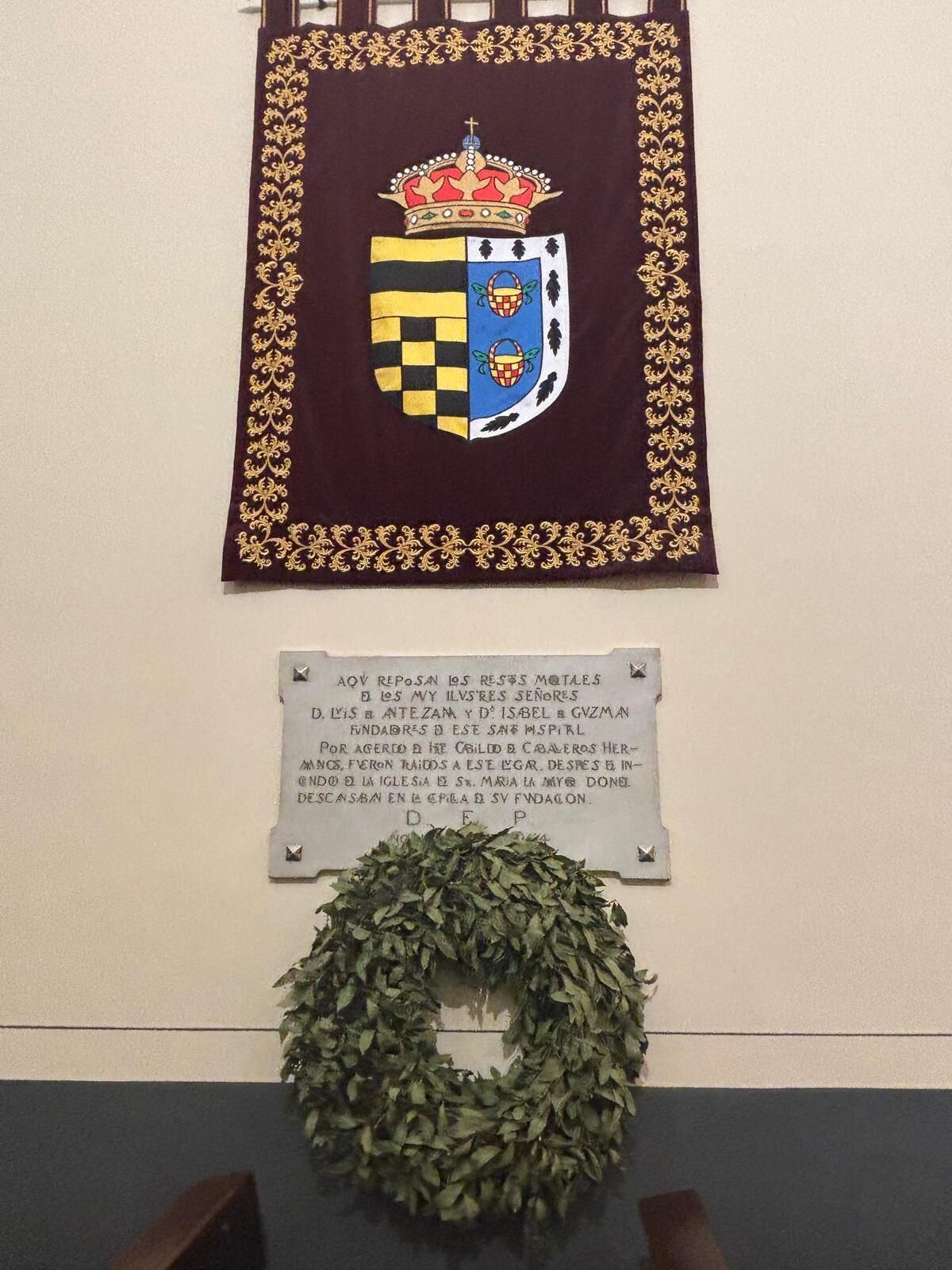 Luis de Antezana e Isabel de Guzmán, fundadores del hospital en 1483, están enterrados en una de las dos capillas del centro
