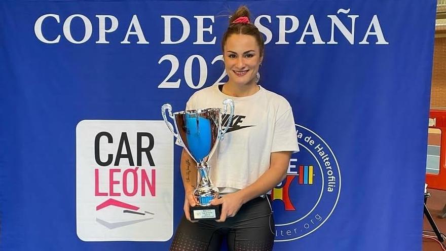 La haltera alzireña Alba Sánchez sostiene la Copa de España.