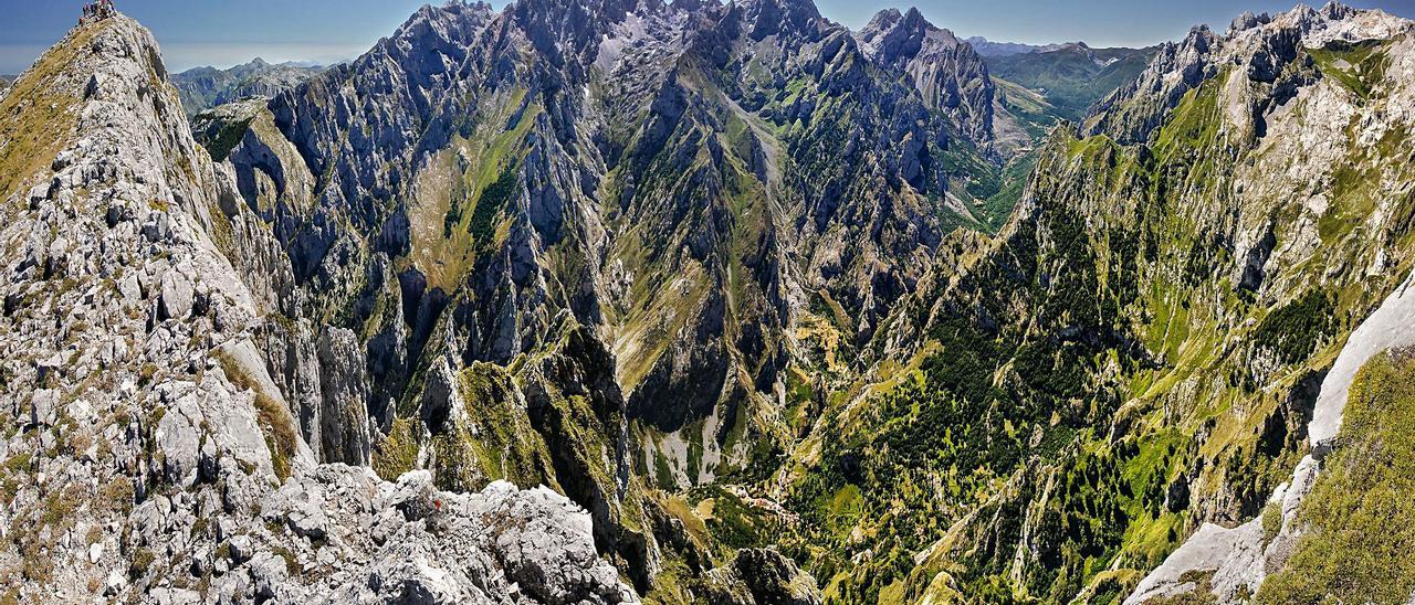 Esta foto de Fernando Suárez refleja perfectamente lo más característico del Jultayu: una cumbre pequeña y escarpada, a la que, sin embargo, se llega caminando y desde la que se puede admirar un soberbio panorama, presidido por Torrecerredo (2.648 metros), cima de los Picos y todo el Cantábrico.