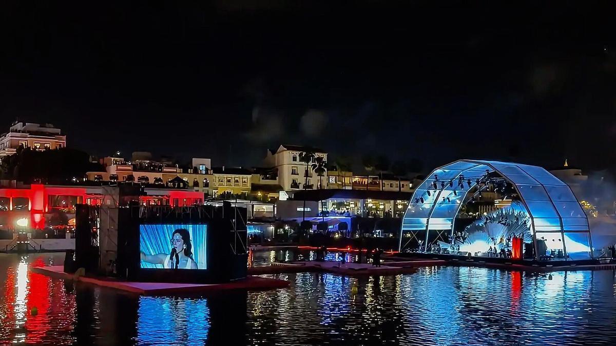 La actuación de Rosalía el pasado sábado en un escenario flotante sobre el Guadalquivir. EFE/ David Arjona