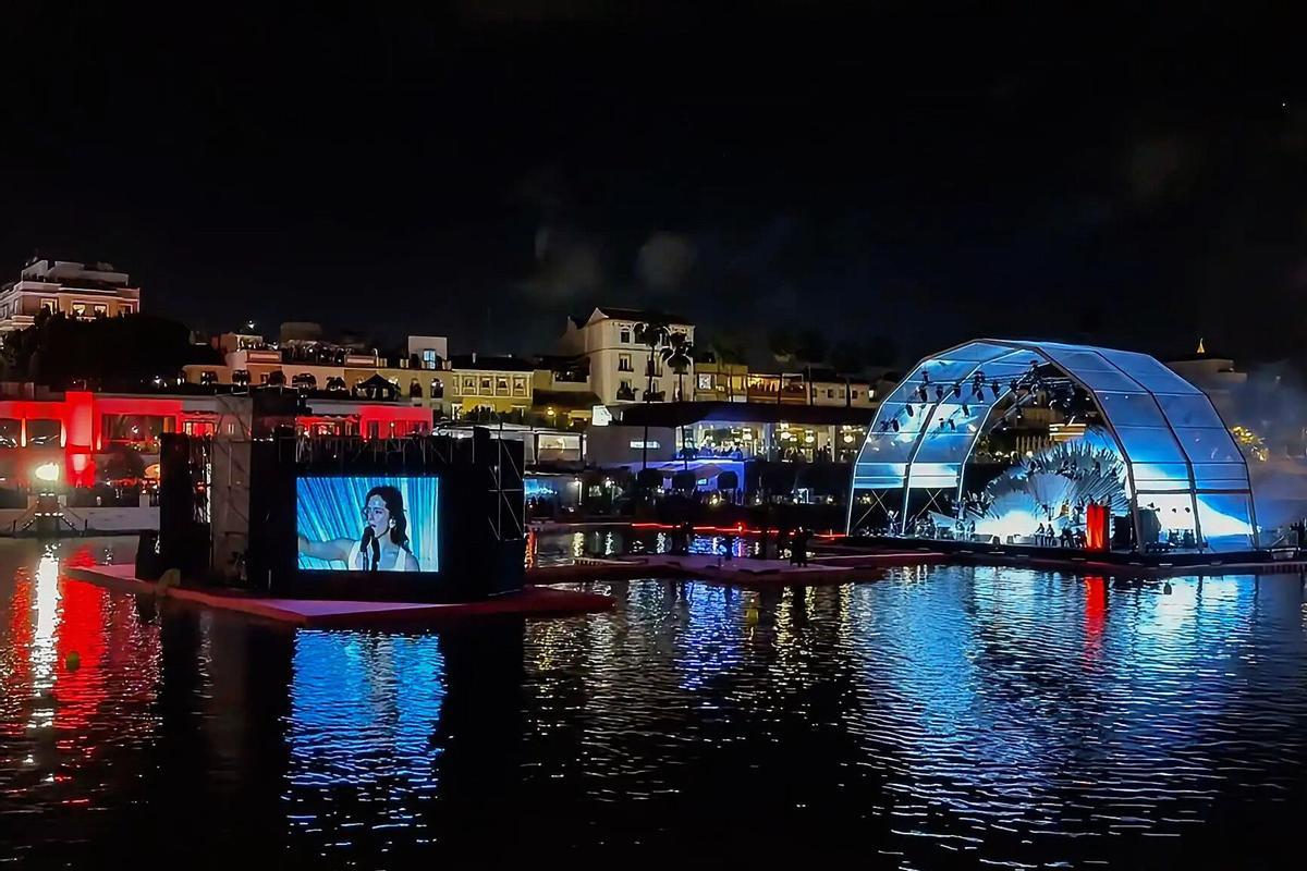 La actuación de Rosalía el pasado sábado en un escenario flotante sobre el Guadalquivir, acompañada de la Real Orquesta Sinfónica de Sevilla (ROSS), se gestó con absoluta discreción y con solo dos ensayos, además de firmar un contrato de confidencialidad para que nada se filtrase. EFE/ David Arjona