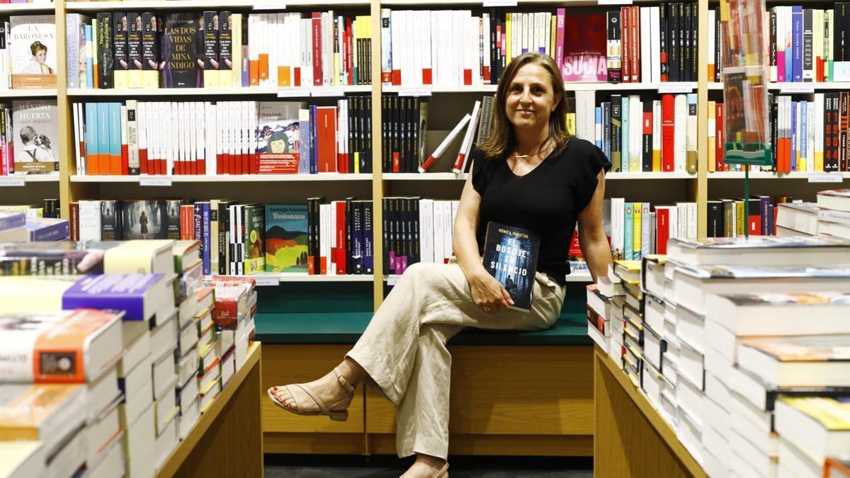La escritora y periodista Mónica Subietas, este martes, en la Casa del Libro de Zaragoza.