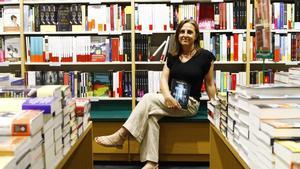 La escritora y periodista Mónica Subietas, este martes, en la Casa del Libro de Zaragoza.