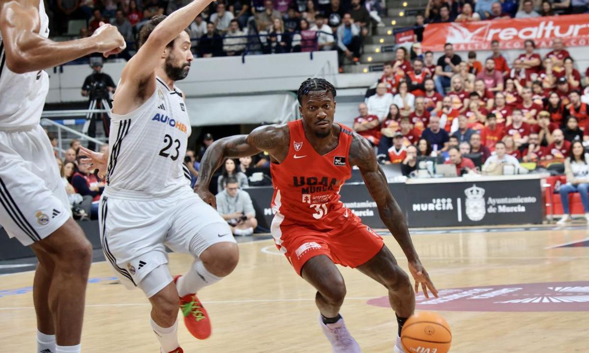 Dylan Ennis defendido por Sergio Lull durante un tramo del partido.  | JUAN CARLOS CAVAL