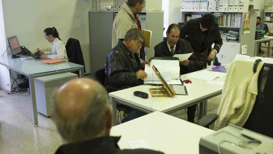 Vecinos de la ciudad en el Consistorio durante la última revisión catastral.