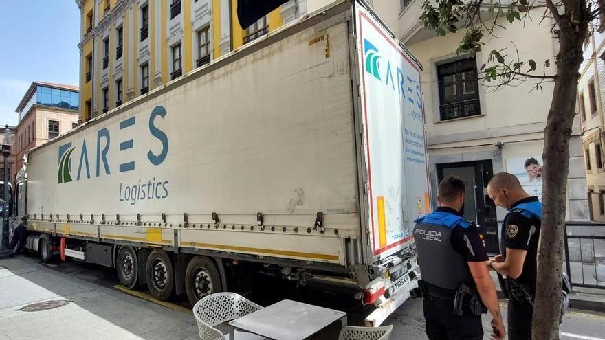 Amplio operativo por un camión atascado en pleno centro de Gijón