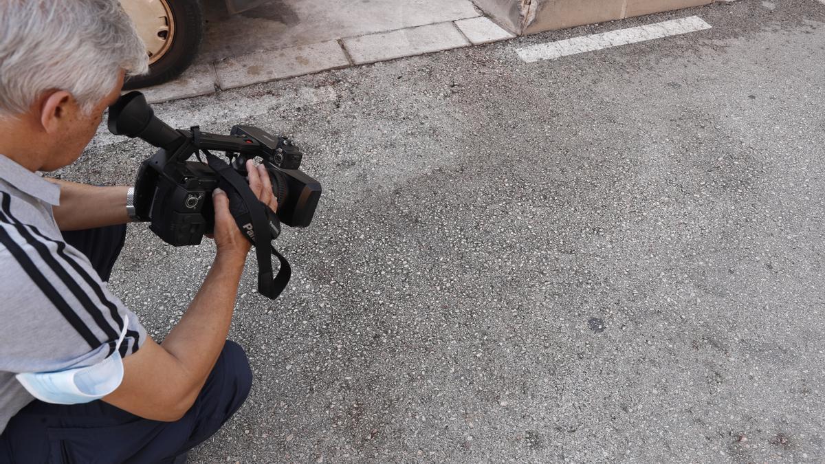Un cámara graba el lugar donde la madrugada de este jueves ha fallecido un conductor de un VTC al ser apuñalado por un cliente en Fuengirola.