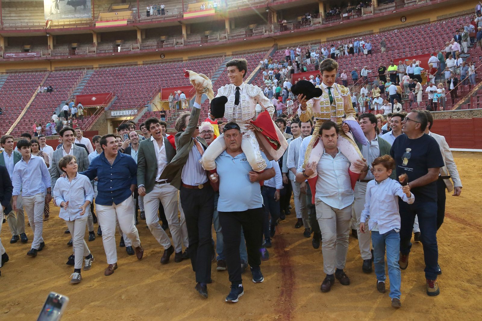 Javier Zulueta y Manuel Quintana abren la puerta de Los Califas