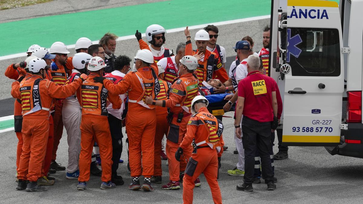 Francesco Bagnaia,  atendido tras la caída ocurrida durante la carrera de MotoGP delñ GP de Cataluña.