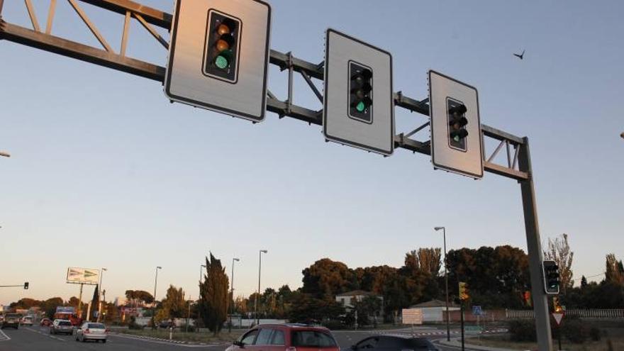 La carretera de Logroño se queda sin semáforos por un incendio