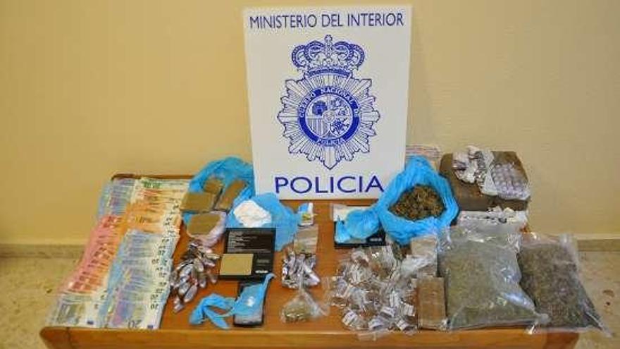 Droga y dinero incautados en la operación. // Policía