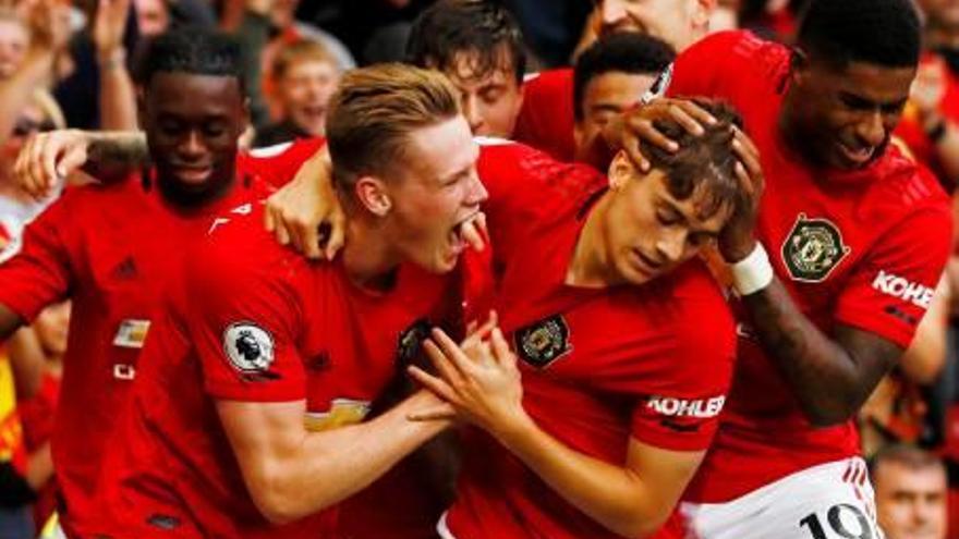 Daniel James celebra su gol con Scott McTominay y Marcus Rashford.