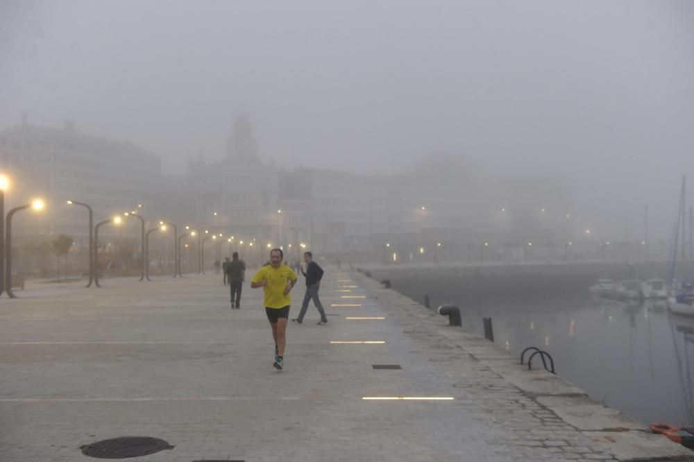 La niebla cubre, un día más, la ciudad de A Coruña