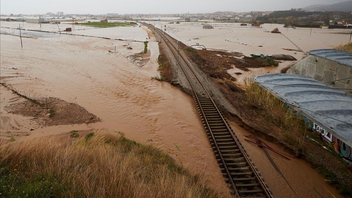 Estado en que ha quedado la vía de tren entre Malgrat de Mar y Blanes, por la crecida del río Tordera.