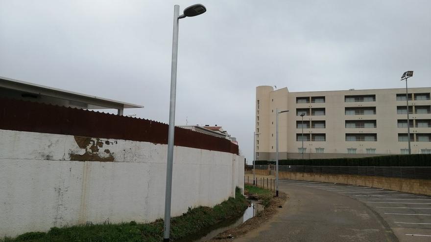 Rosersa instal·la vuit fanals en un carrer de Roses que estava poc il·luminat