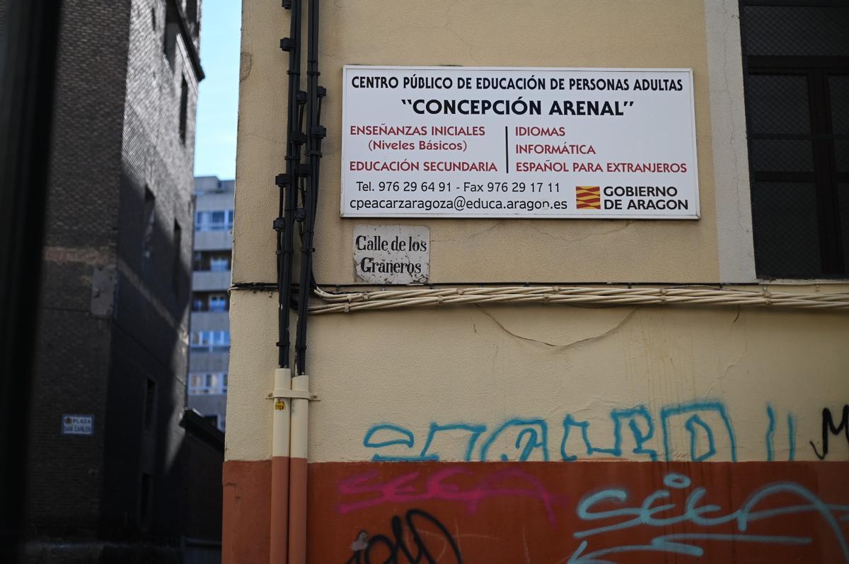 La placa de la calle de los Graneros aún recuerda la existencia de una vía inexistente en la actualidad.