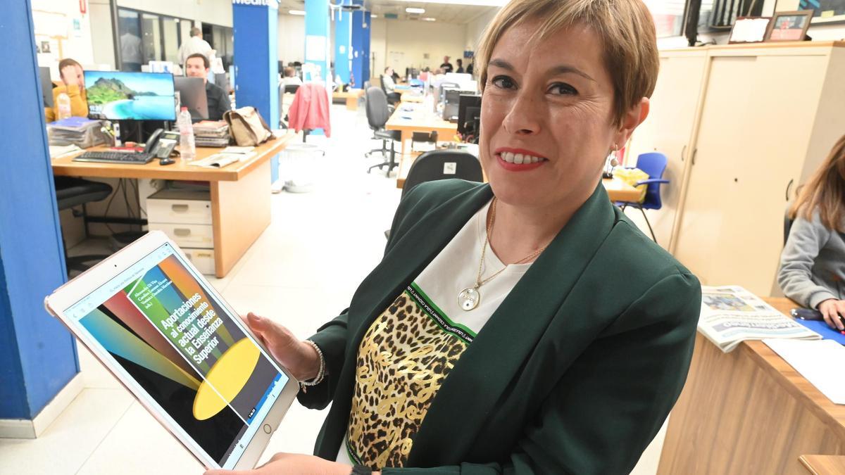 La vila-realense Merche Ventura, en ‘Mediterráneo’, con la edición digital del libro que incluye su estudio de la felicidad de los polític@s.