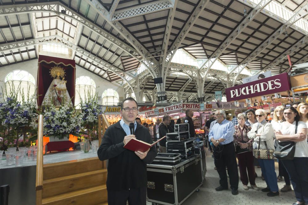 Los vendedores del Mercado Central veneran a la Mare de Déu