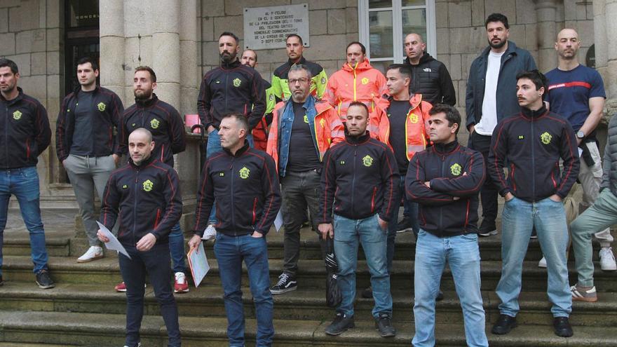Los bomberos se concentraron, antes del último pleno, por el impago de los pluses.