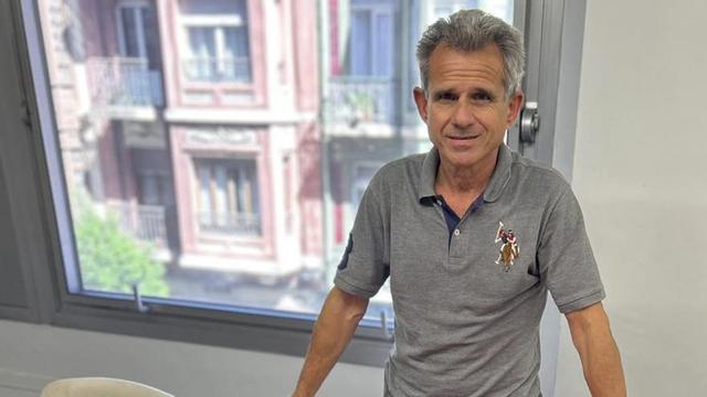 Eloy, en LA NUEVA ESPAÑA con las  camisetas de Bélgica y España | A.M.