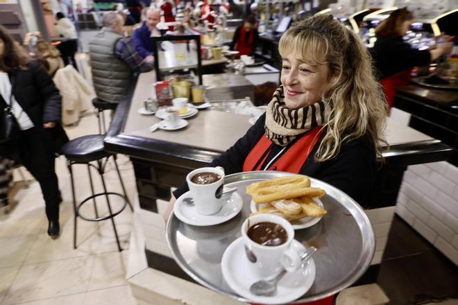 Chocolate con churros para entrar en calor: la tradición que une la Navidad gijonesa