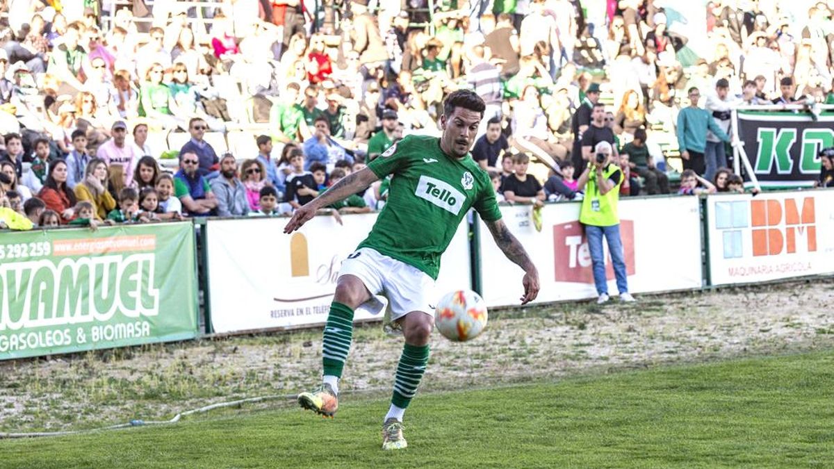 Iván Bueno en un partido de Tercera RFEF entre el CD Toledo y el CD Conquense.