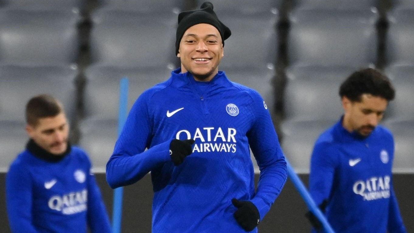 Mbappé, en el centro entre Verratti y Marquinhos, en el entrenamiento del PSG de este martes en Múnich.