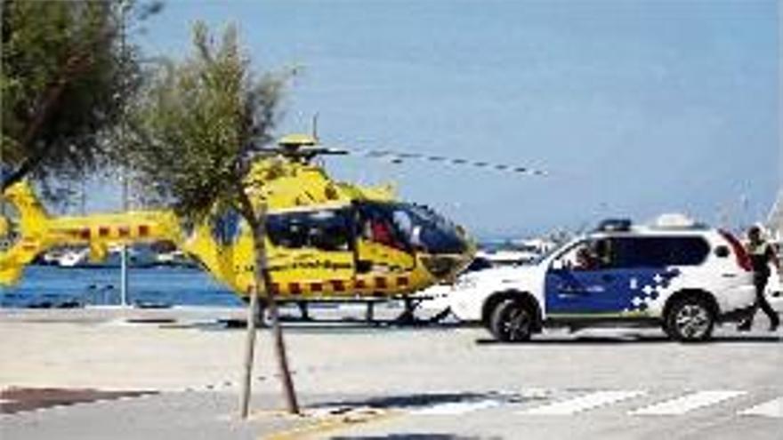 L&#039;helicòpter del SEM aterrat al port de Roses junt amb la Policia Local.