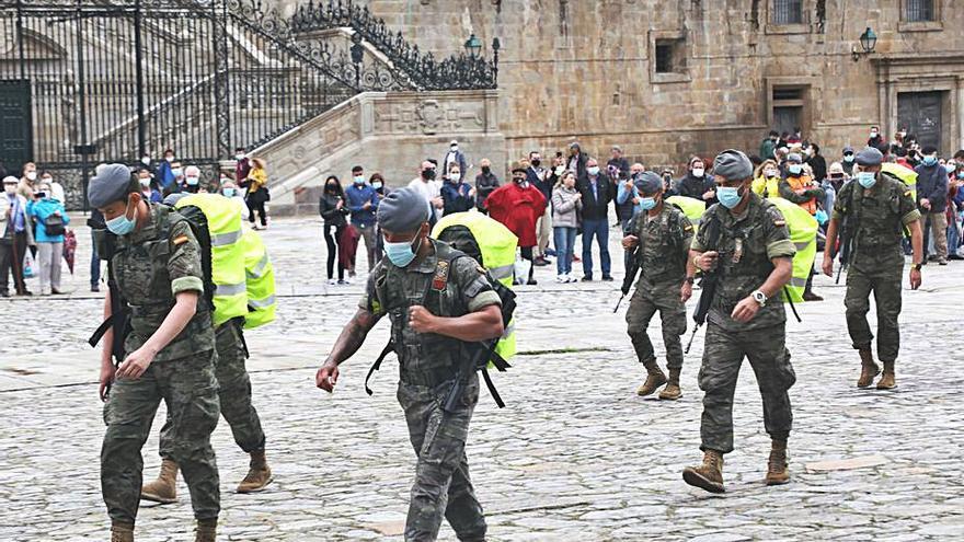 Una de las patrullas, a su llegada a Santiago. |   // X. Á.