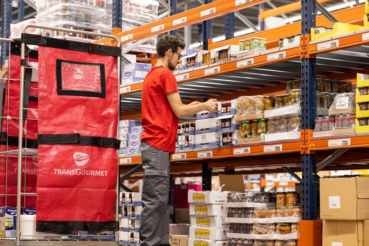 Un treballador de Transgourmet en una plataforma logística del grup, que té la seva seu a Vilamalla