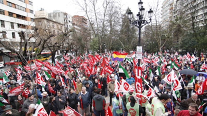 Unas cinco mil personas salen a la calle contra el `pensionazo´