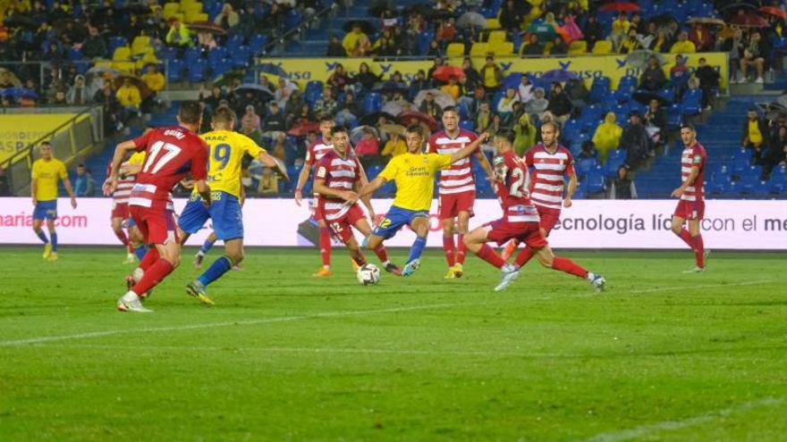 Enzo Loiodice, rodeado de jugadores del Granada, dispara con la derecha para marcar el primer gol de la UD en el partido que enfrentó a ambos equipos el pasado 26 de septiembre. | | JOSÉ CARLOS GUERRA