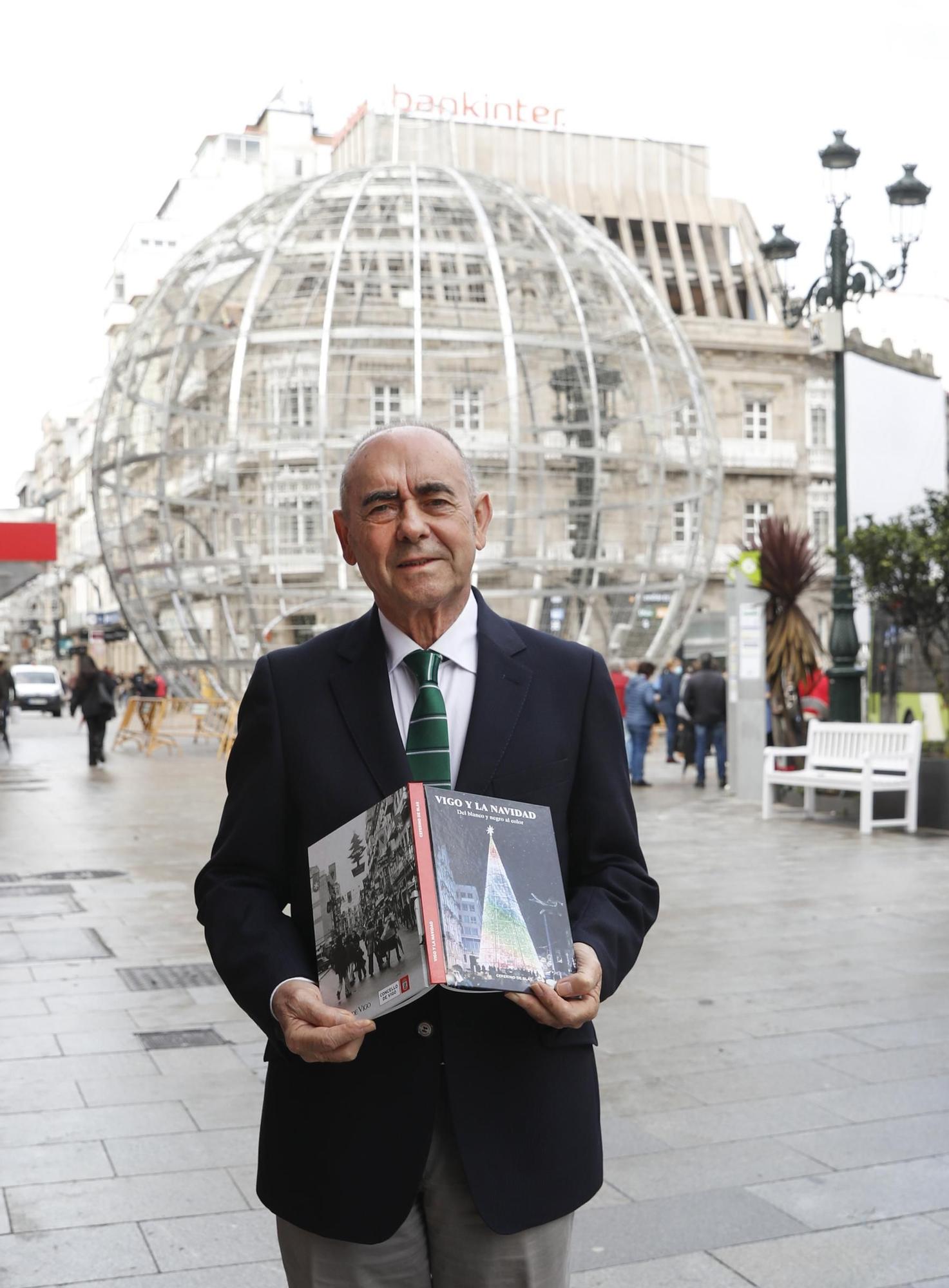 EL exdirector de Faro y cronista oficial de Vigo Ceferino de Blas posa con un ejemplar de su libro Vigo y la Navidad. Del blanco y negro al color Grobas 2022.jpg