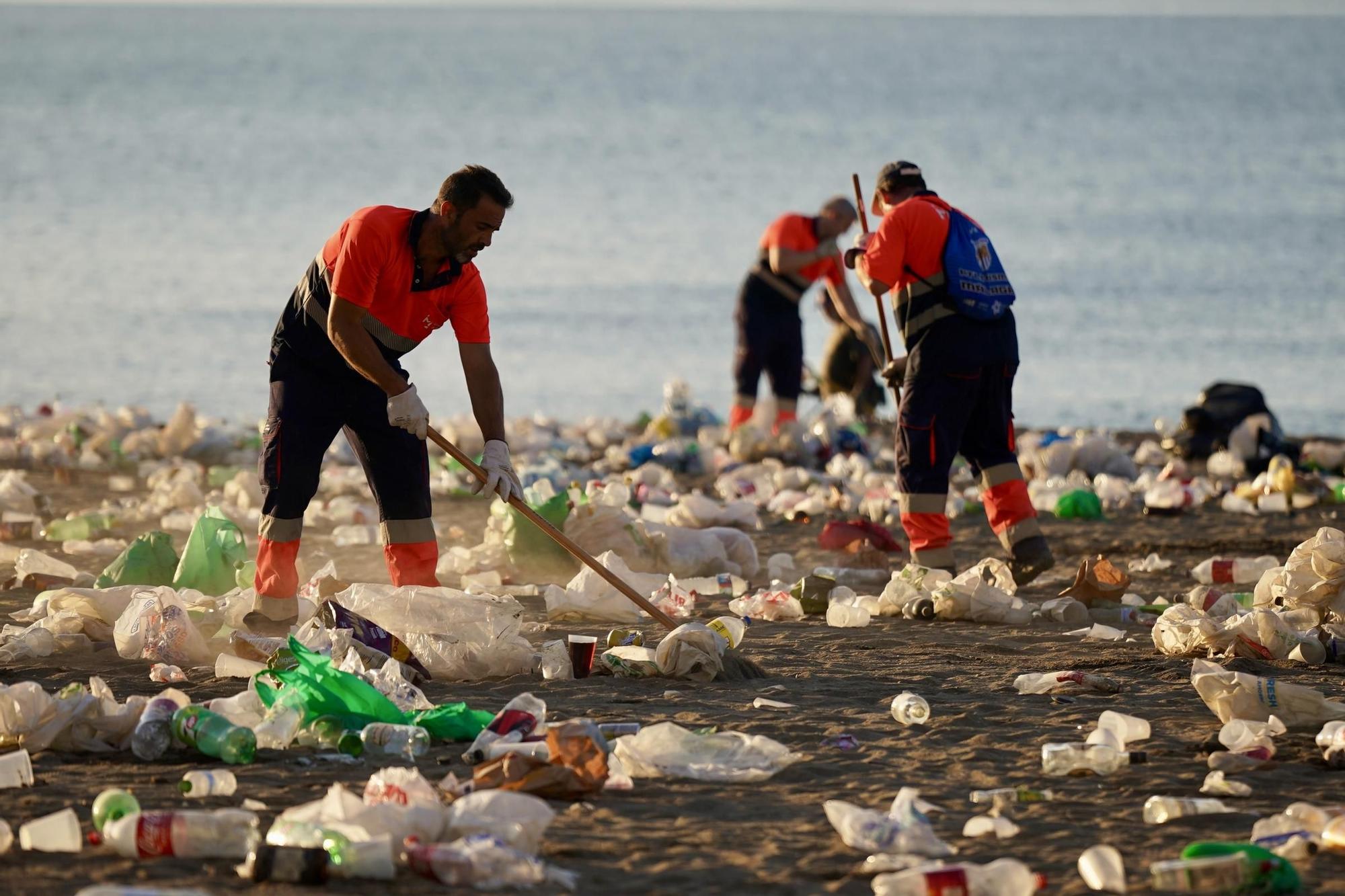 Así amanecen las playas de Málaga tras la resaca de la Noche de San Juan