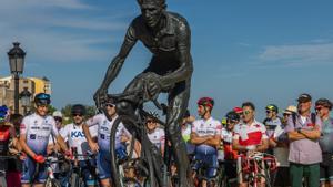 Decenas de aficionados participan en el homenaje que la ciudad de Toledo ha rendido este domingo al exciclista profesional Federico Martín Bahamontes, conocido como el Águila de Toledo, coincidiendo con su 95 cumpleaños. EFE/Ángeles Visdómine