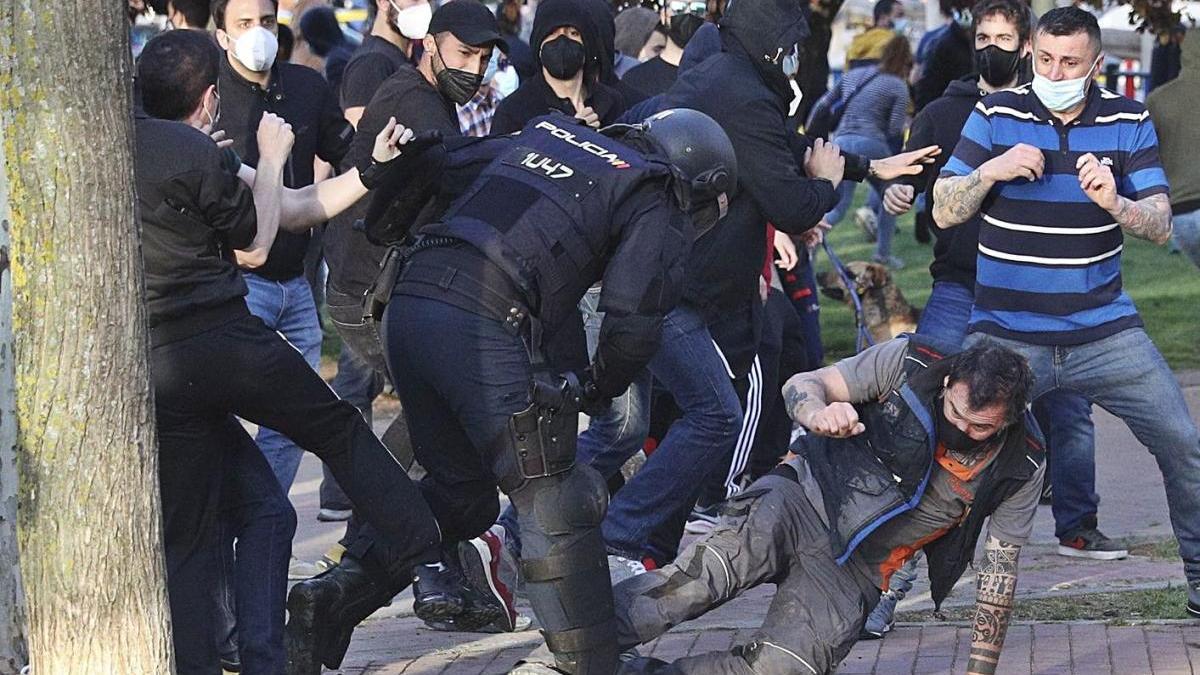 Un dels moments de tensió que es van viure durant les càrregues de dimecres a Vallecas.