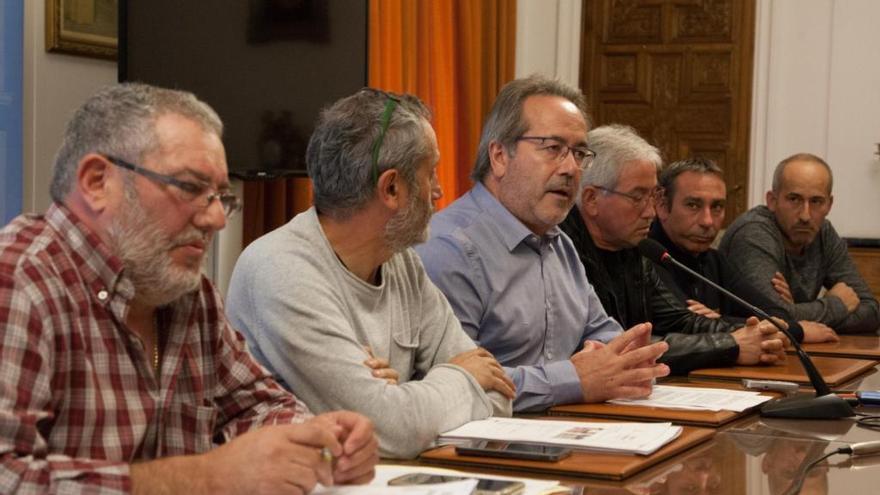 Guarido y el concejal de Medio Ambiente, Romualdo Fernández, con el comité de empresa de Zamora Limpia