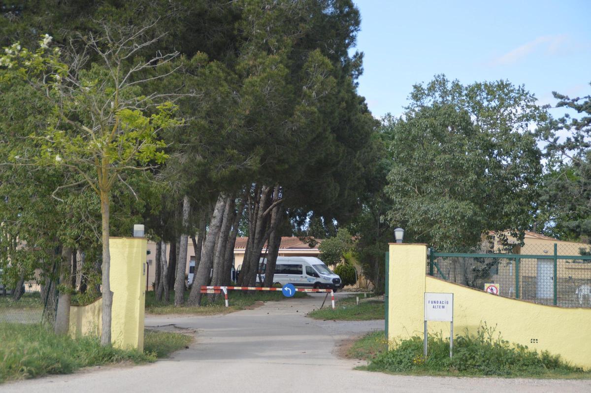 La residència les Acàcies està situada a pocs metres del riu Manol