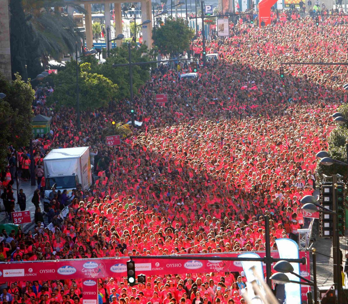 Una marea de 16.000 mujeres tiñe València de rosa