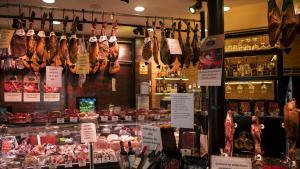 Interior de la charcutería con degustación Jamón... Jamón, ubicada en la calle Rogent del barrio del Clot. Barcelona, 23 de julio de 2026. Foto: Belén González / EP