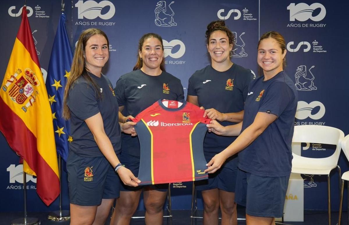 Las capitanas de las Leonas posan con su camiseta.