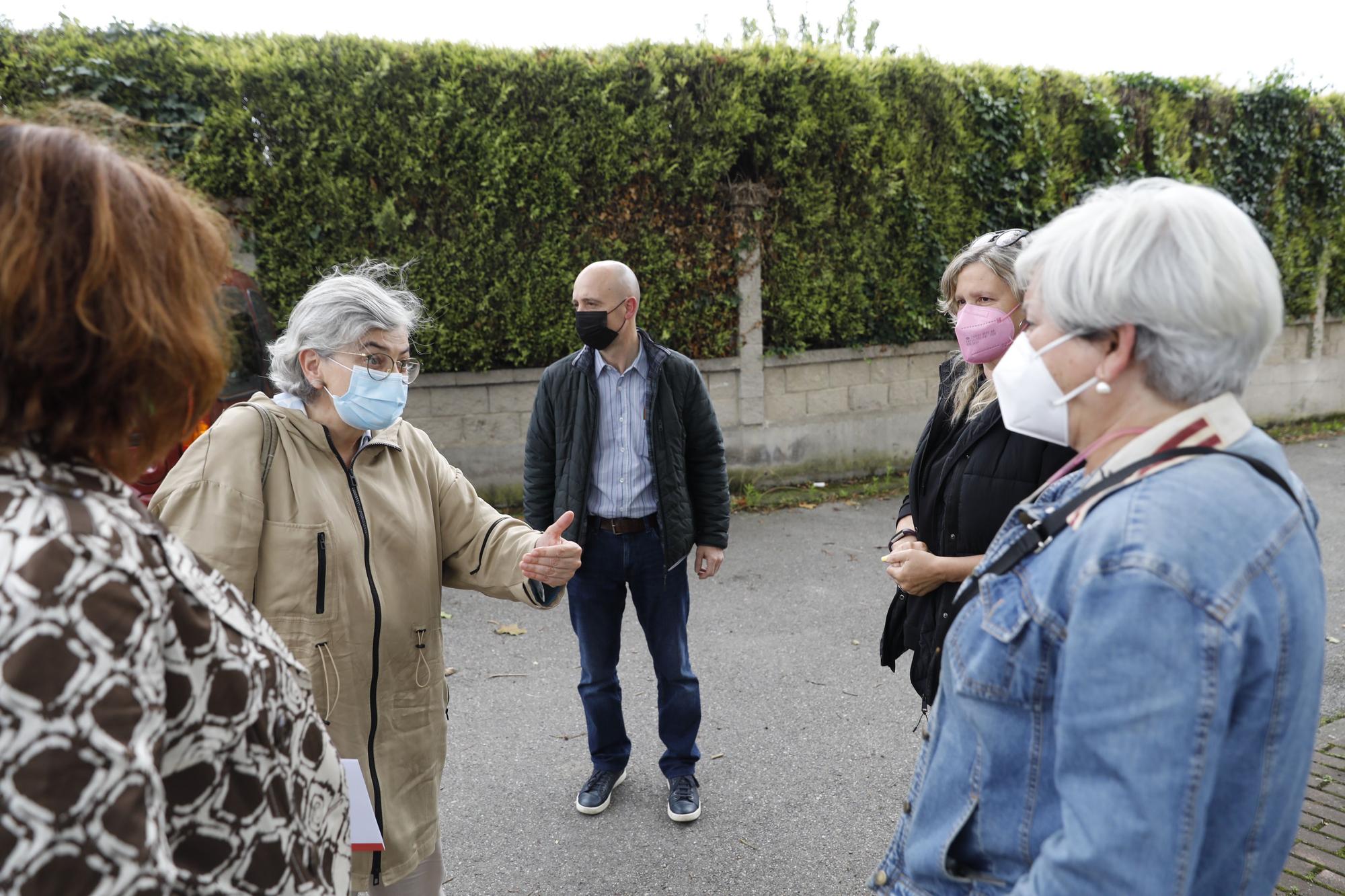 La Alcaldesa visita a los vecinos de Granda, contrarios a la ITV