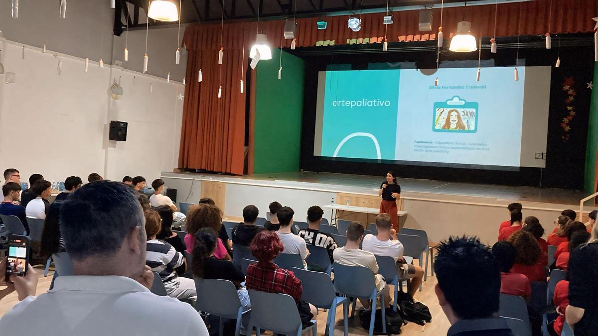 Silvia Fernández durante la charla celebrada en el colegio Sant Antoni de Padua de Catarroja este jueves.