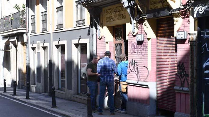 Varias personas en el portal del edificio donde la Guardia Civil ha actuado esta mañana.