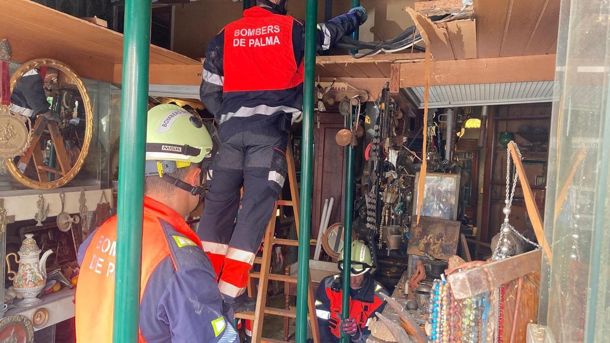 Los bomberos revisan el martes uno de los locales afectados.