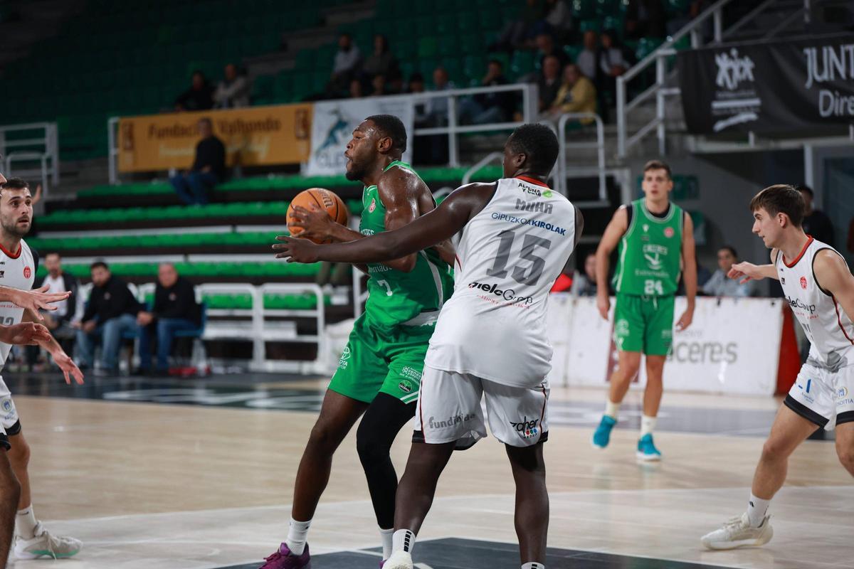 Wildens Leveque intenta hacerse un hueco en la zona rival.