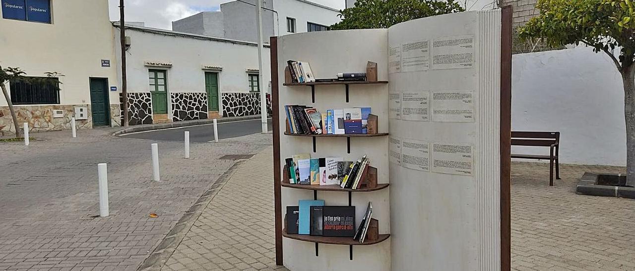 Uno de los dos grandes libros biblioteca instalados en San Bartolomé por el Día de Libro. | | LP/DLP