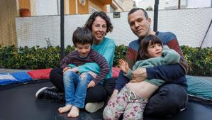 Cristina Henares i Oscar Zapater con sus hijos Júlia y Biel de 4 años, en su casa de Premià de Mar (Maresme).