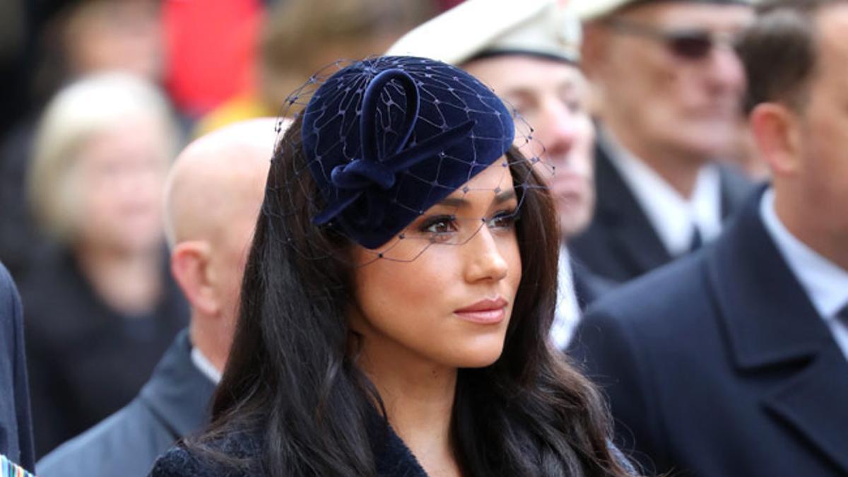 Meghan Markle con abrigo de Sentaler y botas de Victoria Beckham